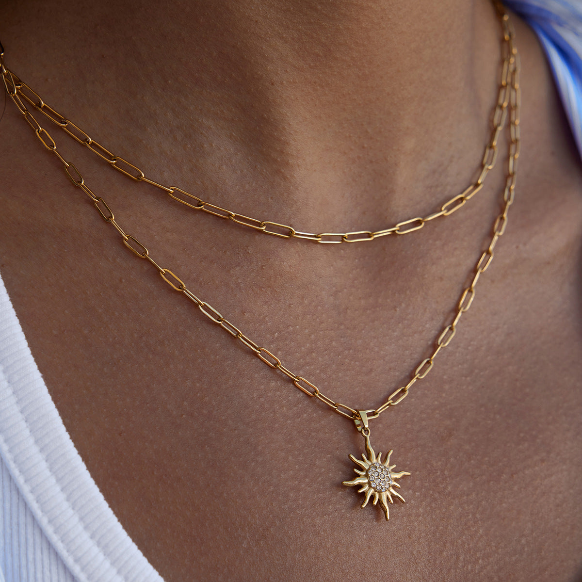 Collana con Pendente Geometrico a Forma di Sole in Acciaio al Titanio con Intarsi di Strass e Finitura Placcata per Donna