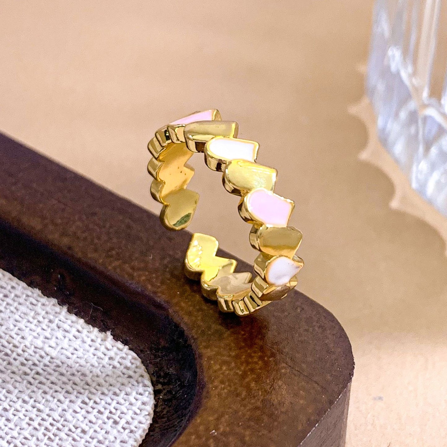 Anello da donna smaltato a pois geometrici, placcato oro, dolce e minimalista