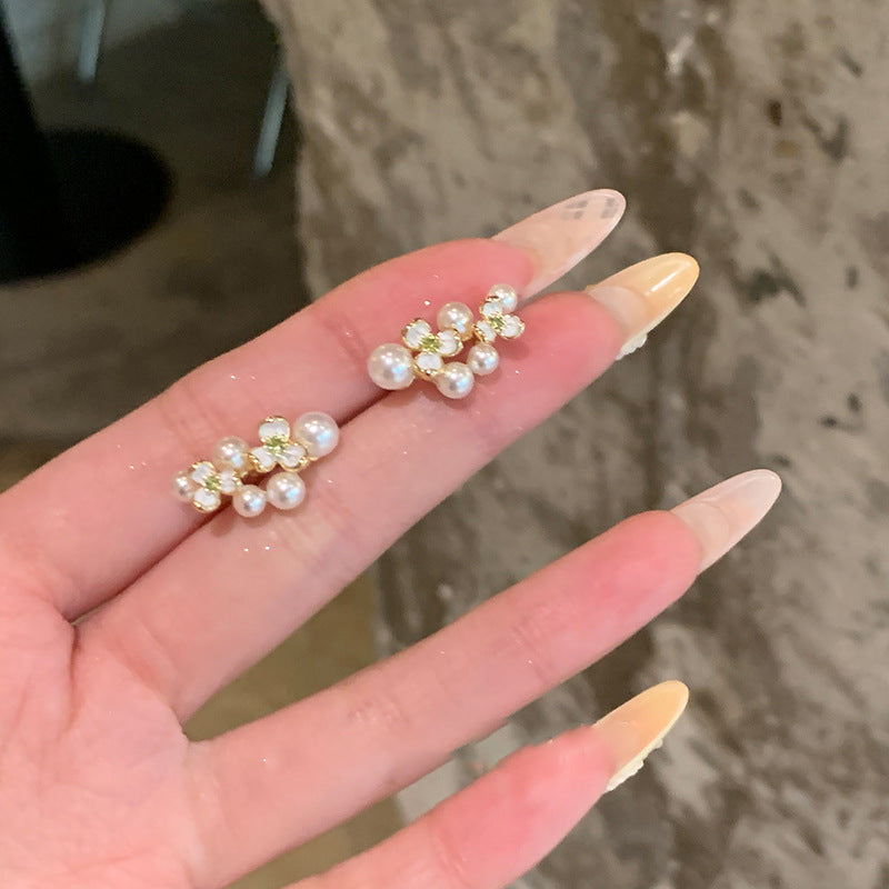 Orecchini di lusso floreali con perle, perno in acciaio placcato oro e finitura smaltata da donna