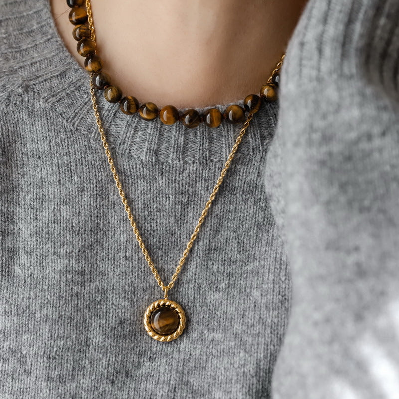 Collana da donna con pendente in occhio di tigre color caramello, catena in lega dalla forma geometrica con finitura placcata, catena maglione in stile retrò minimalista