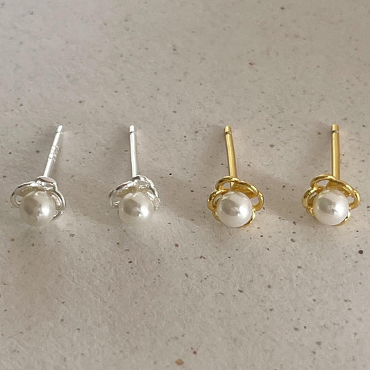 Orecchini a perno a fiore con perle minimalisti in argento sterling 925 con placcatura in oro