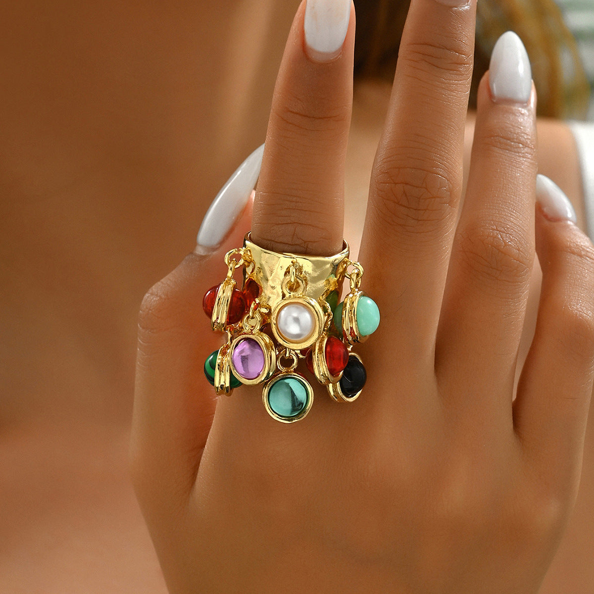 Anillo abierto ajustable de lujo minimalista para mujer en cobre con incrustaciones de piedras preciosas coloridas y banda geométrica en forma de U