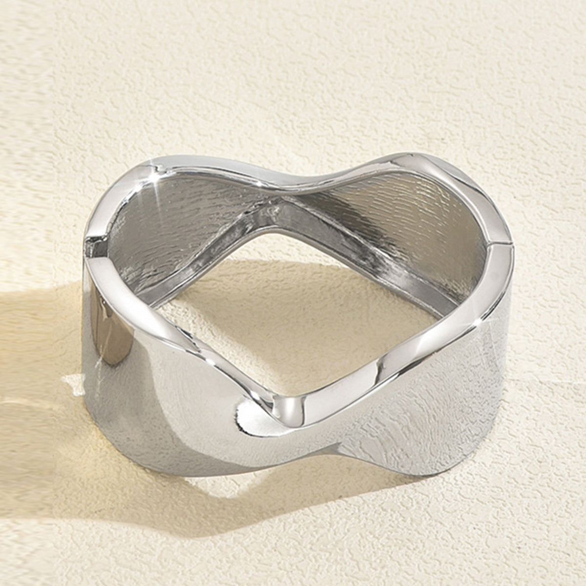 Pulsera geométrica minimalista para mujer de aleación de zinc con acabado pulido y superficie electrochapada