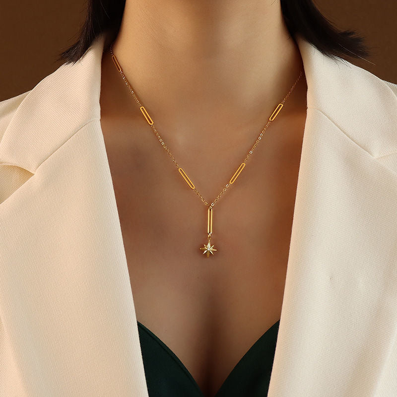 Collana con Pendente a Stella a Otto Punte Geometrica da Donna in Acciaio al Titanio Placcato Oro con Frange Lunghe