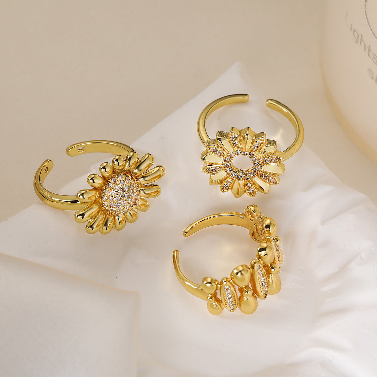 Anello Geometrico da Donna alla Moda a Forma di Girasole in Rame Placcato Oro 18K con Zirconia Micro-Incastonata