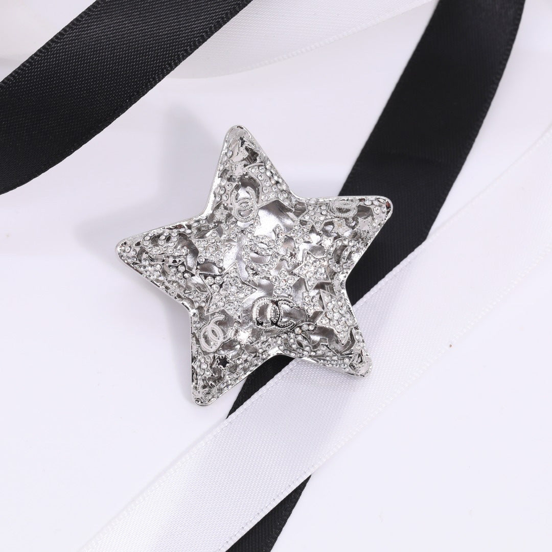 Collar de lujo chapado en oro con estrella de latón y diamantes de imitación para unisex