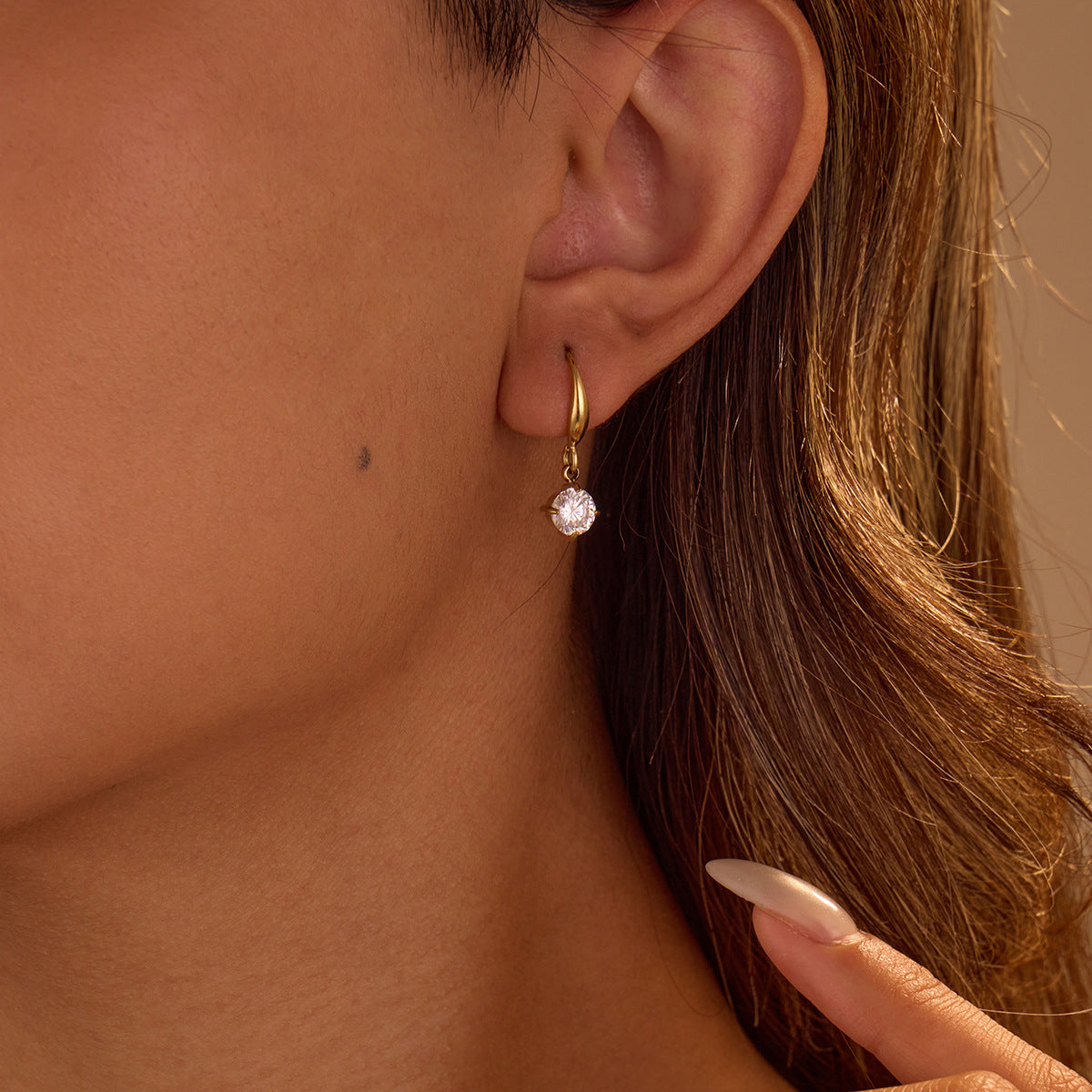 Orecchini a perno geometrici minimalisti in acciaio al titanio con strass per donne, con zirconi incastonati a griffe e finitura galvanica