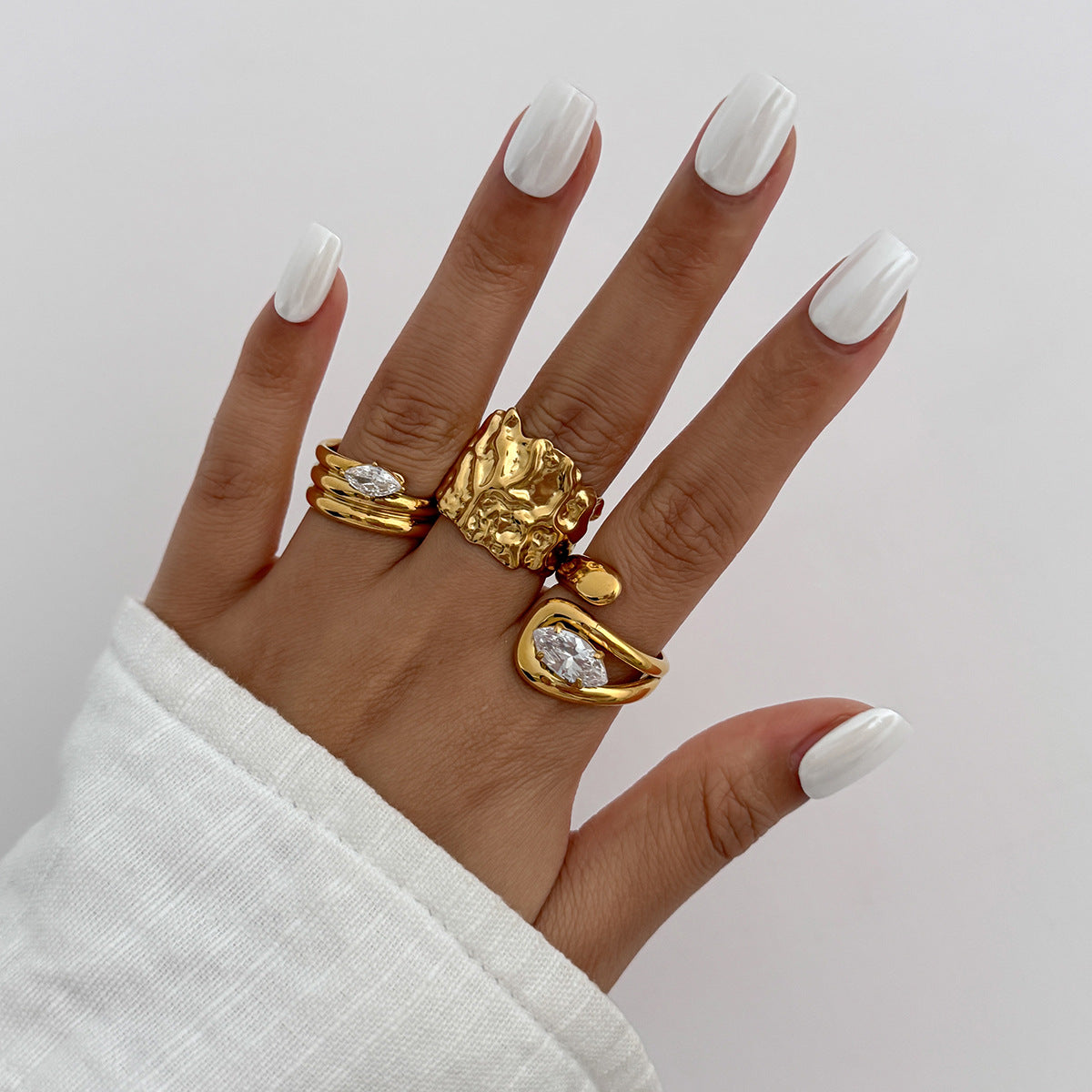 Anillo Minimalista Geométrico de Aleación para Mujer con Diamantes de Imitación Micro-Pavé y Diseño de Junta Abierta