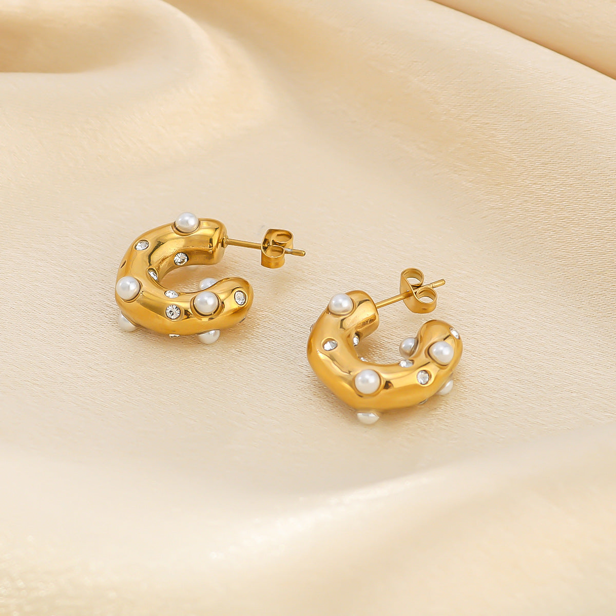 Orecchini da donna in acciaio inossidabile a forma di C geometrica in stile INS con perle e zirconi, placcati oro 18 carati