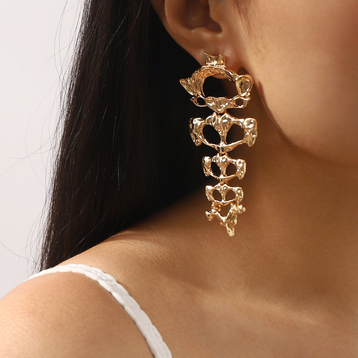 Pendientes de mujer articulados con forma de esqueleto geométrico de estilo vintage exagerado, fabricados en aleación con acabado chapado.