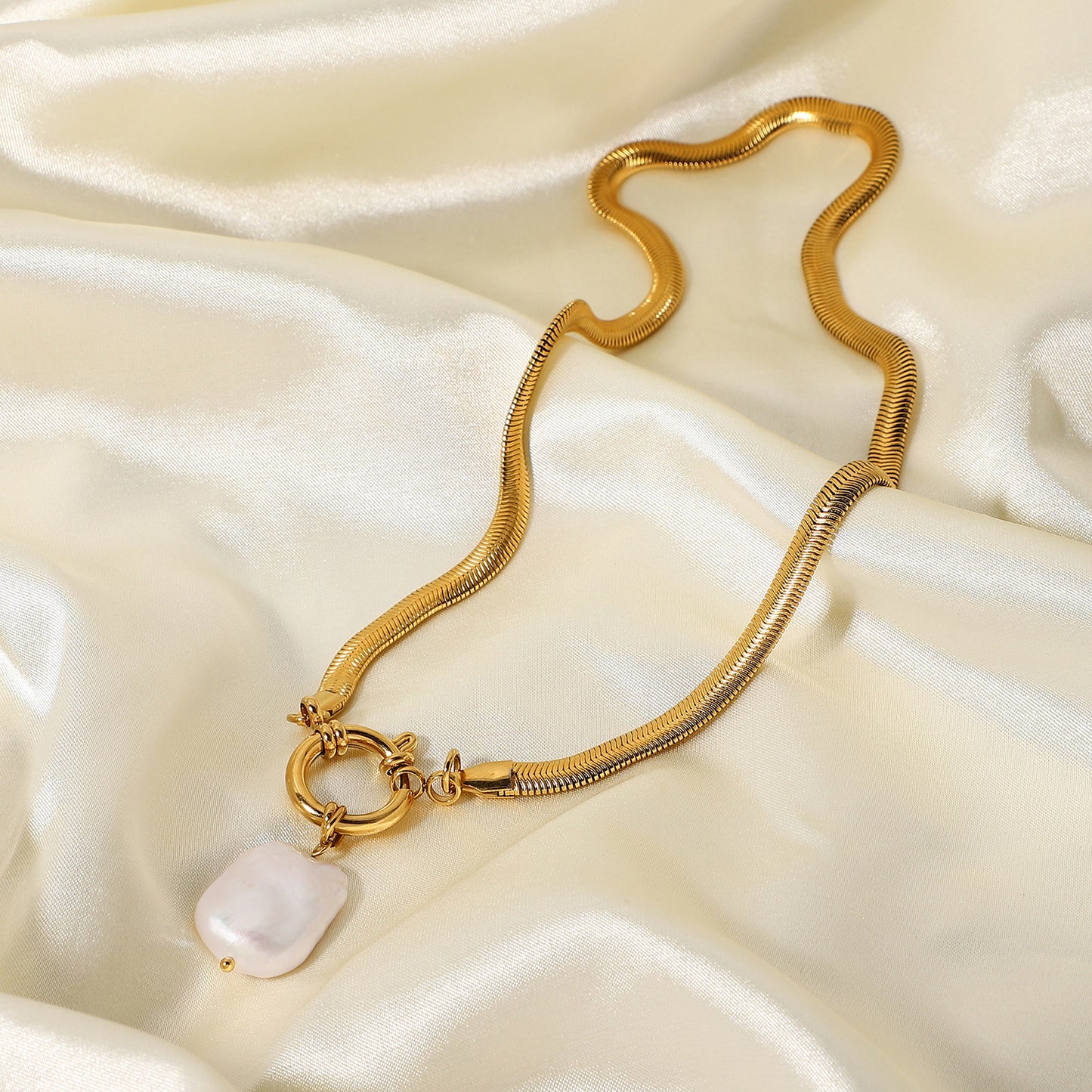 Collana pendente minimalista con perla d'acqua dolce a forma di cuore in acciaio inossidabile con placcatura in oro 18 carati e catena a serpente