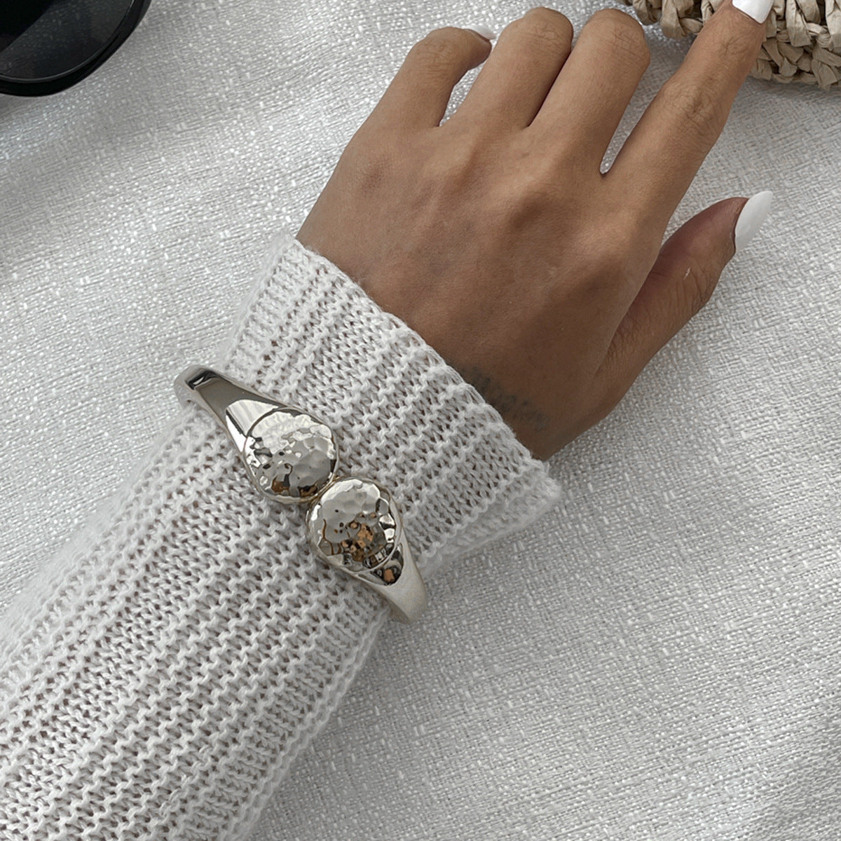 Pulsera minimalista con diseño de ondas de aleación electrochapada con cierre de mosquetón para mujer