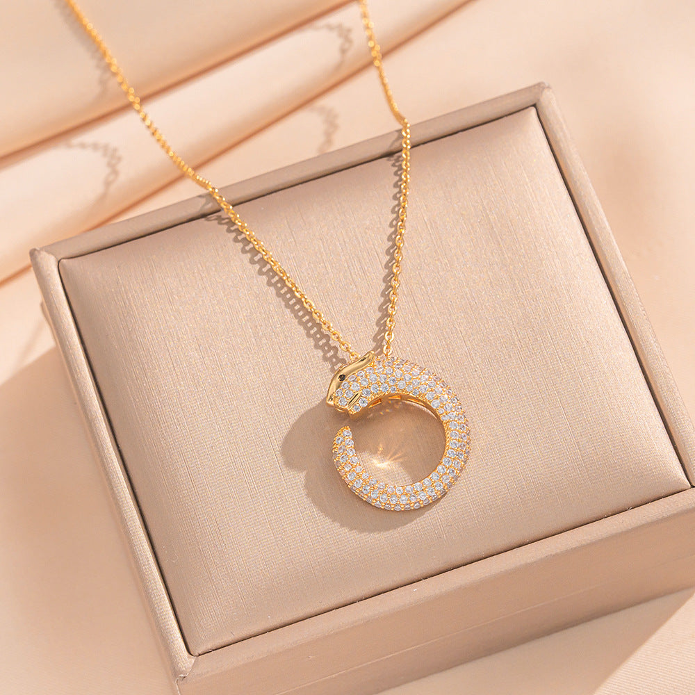 Light Luxury Star-Shaped Pendant Necklace for Women with 18K Gold Plated Copper and Titanium Steel O-Chain
