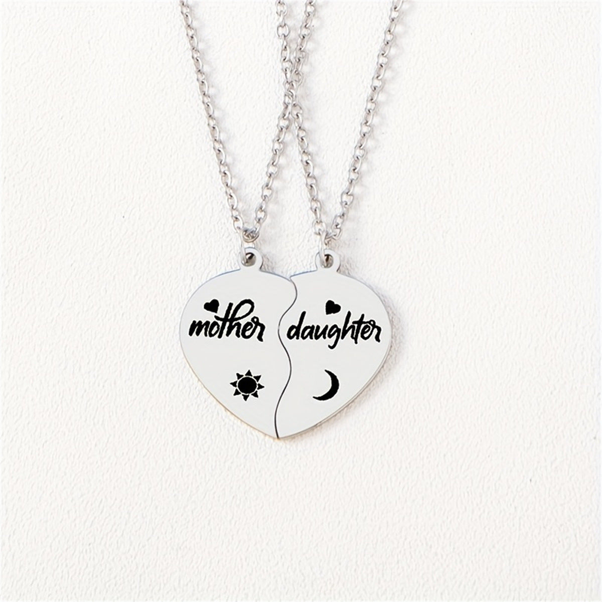 Collana Minimalista a Cuore in Acciaio Inossidabile con Ciondolo in Acciaio al Titanio e Finitura Placcata per Madri e Figli