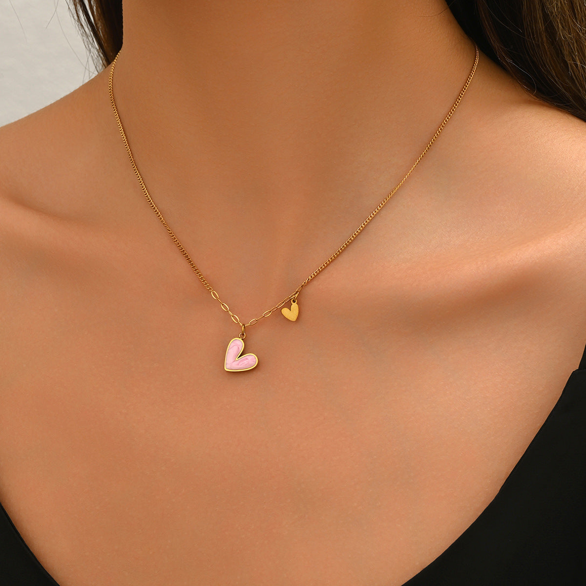 Collar con colgante minimalista elegante de cobre esmaltado en forma de corazón para mujer con diseño delicado para la clavícula