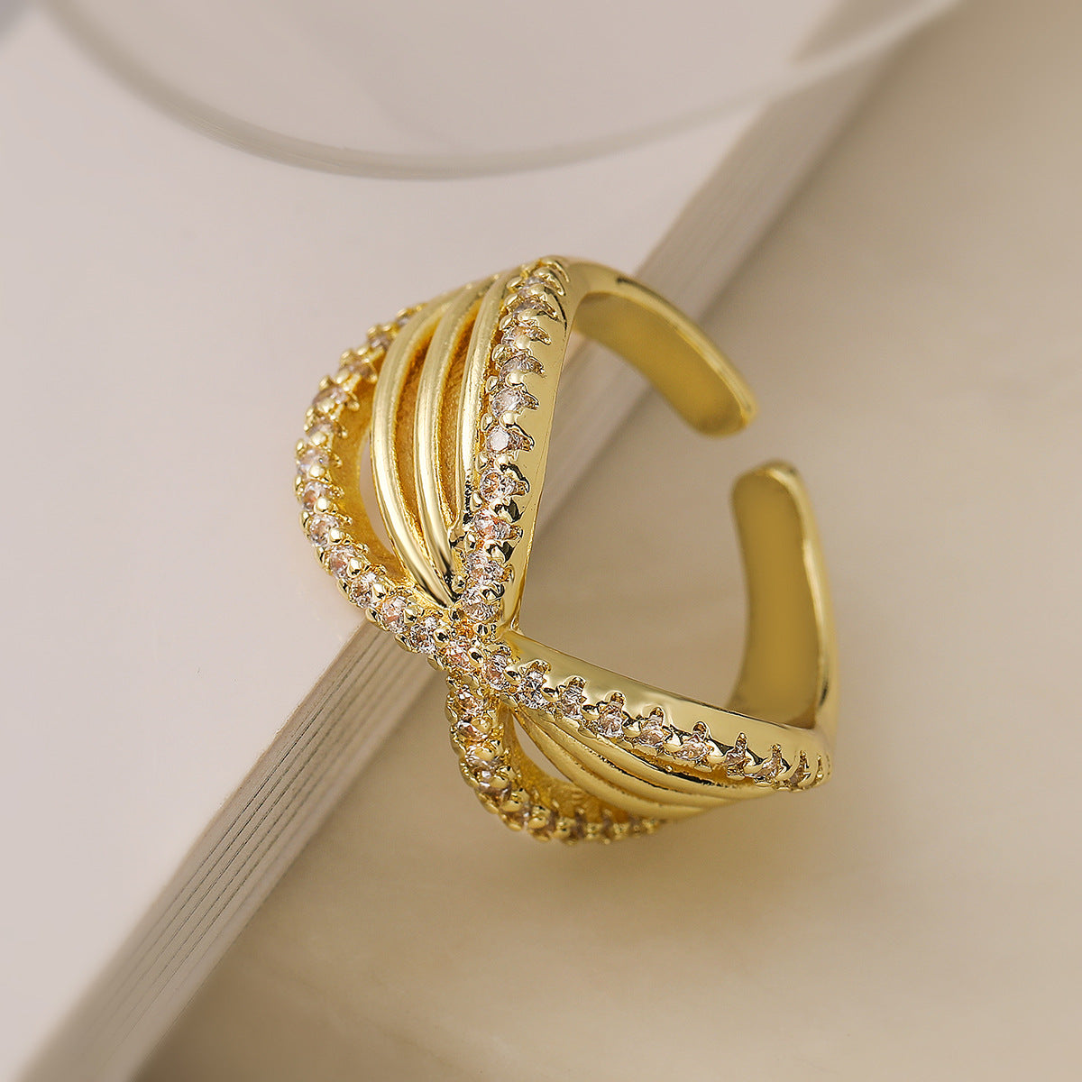 Anello aperto geometrico lussuoso minimalista da donna in ottone placcato oro vero con intarsio di zirconi