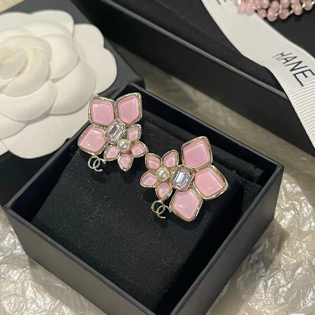 Orecchini in ottone placcato oro con fiori dolci e perni in argento sterling 925
