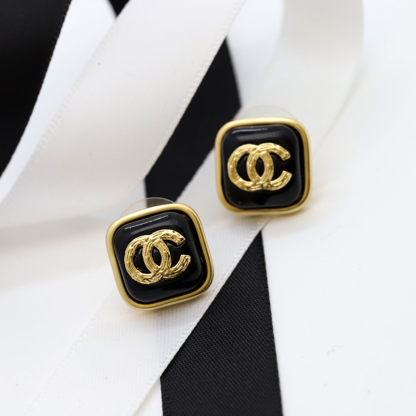 Orecchini a perno eleganti in ottone a forma di lettera geometrica con perni in argento sterling 925