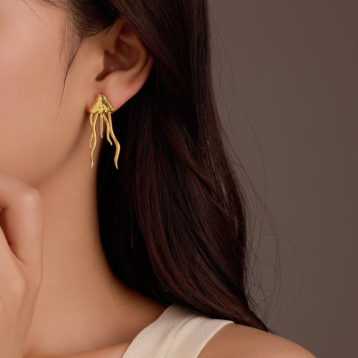Pendientes de borla de acero inoxidable chapados en oro de 18 quilates con forma de medusa de moda y textura martillada para mujer