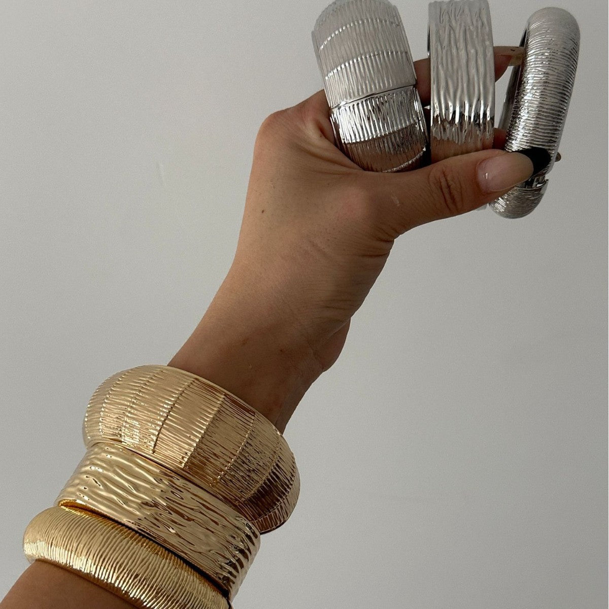 Bracciale rigido da donna in lega placcata, geometrico e ampio