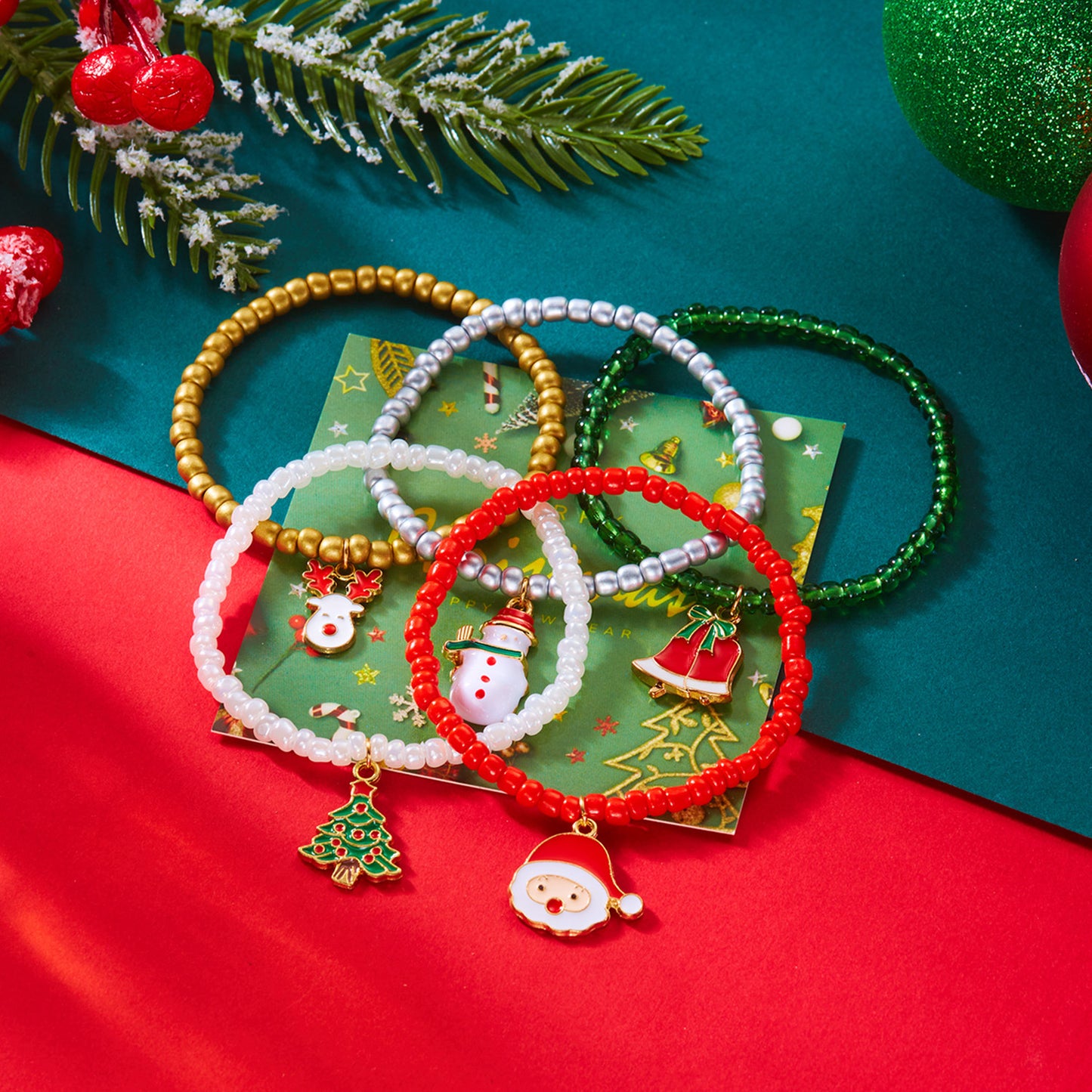 Set bracciale con ciondolo in lega a tema natalizio con charms di Babbo Natale, alci e pupazzi di neve e micro perle per stratificazione