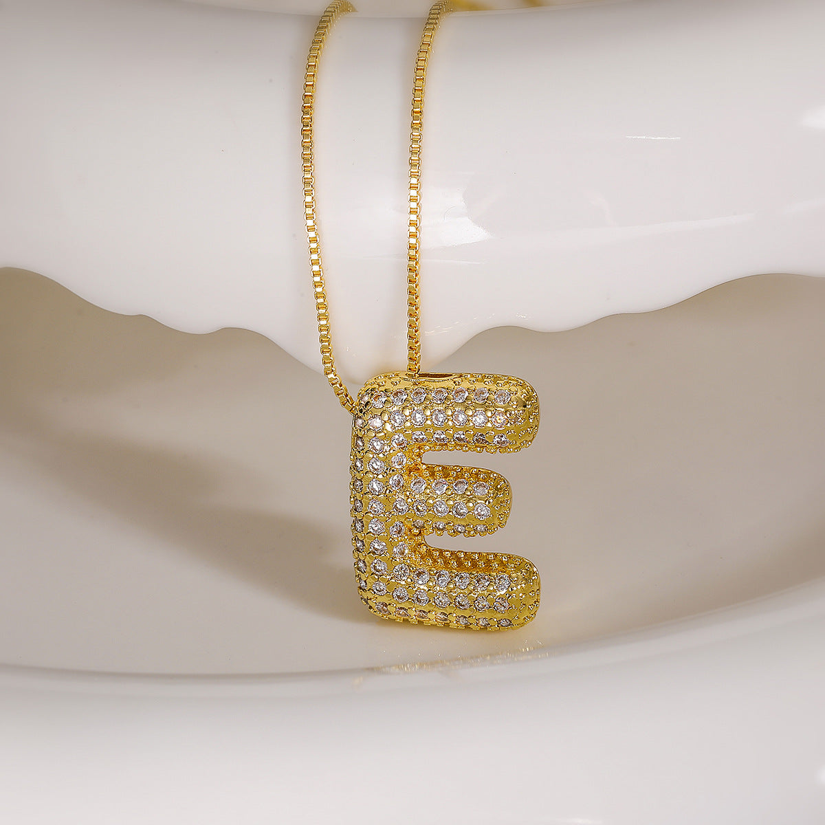 Collana con ciondolo a lettera geometrica minimalista da donna con intarsio in zircone in rame