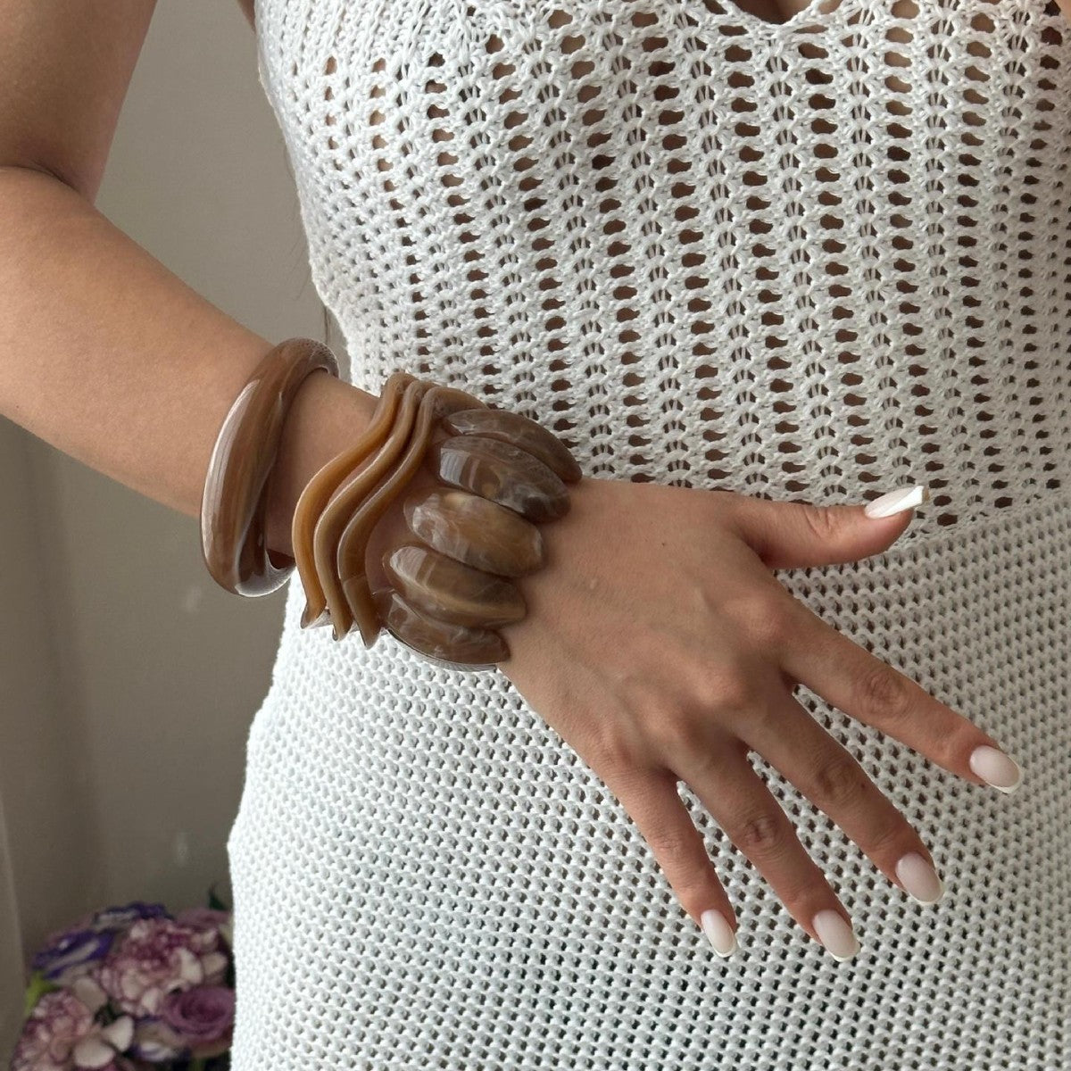 Bracciale a fascia aperta casual geometrico in resina acrilica con sfumatura a olio a goccia
