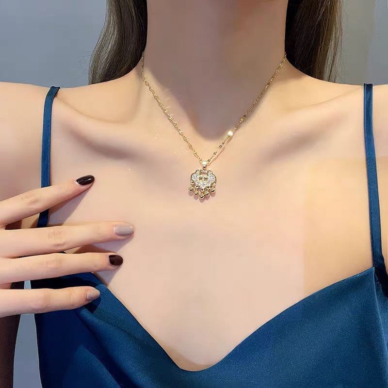 Elegante Collana con Ciondolo Geometrico a Motivo Nuvola Cinese per Donna con Ciondolo a Lucchetto Placcato in Acciaio al Titanio e Ciondolo a Nappa su Catena Lip