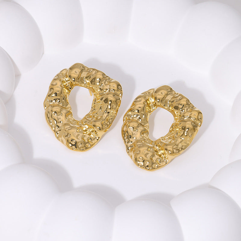 Orecchini a perno da donna minimalisti in acciaio inossidabile con texture irregolare martellata e placcatura in oro 18 carati