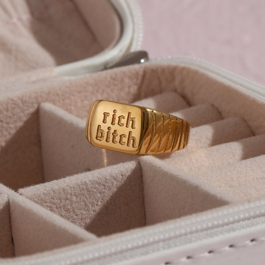 Anello da donna in acciaio inossidabile con lettere, stile minimalista e alla moda, con finitura placcata