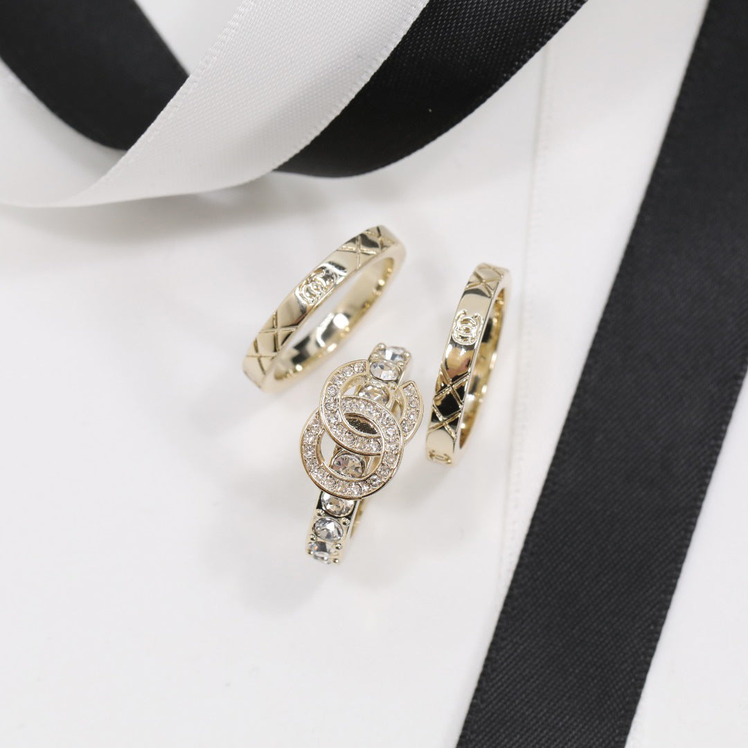 Anello a doppia lettera C in ottone placcato oro di lusso con strass e motivo trapuntato