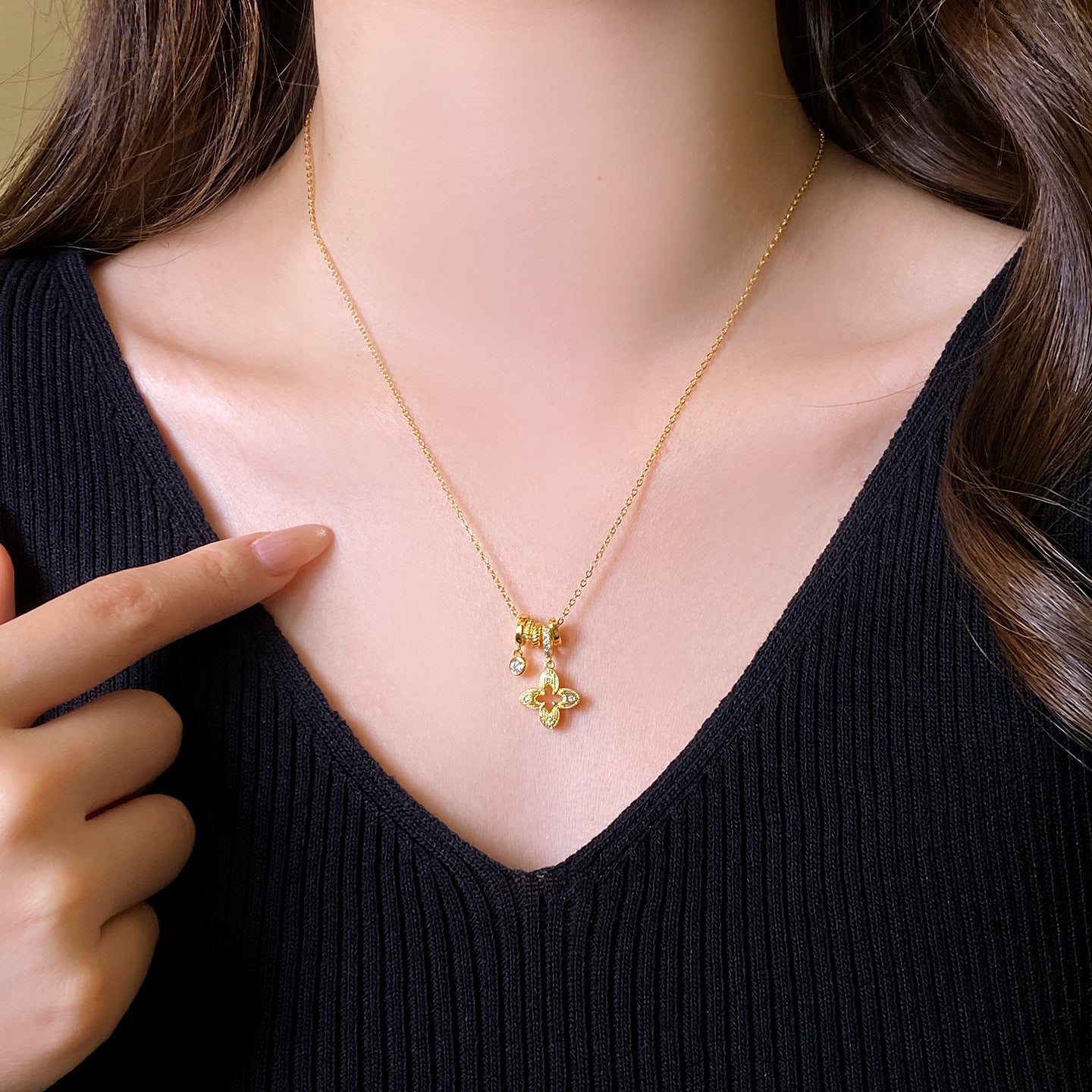Collar de Lujo con Colgante Floral de Cobre con Incrustaciones de Zirconia para Mujer, Cadena Minimalista para Clavícula de Uso Diario