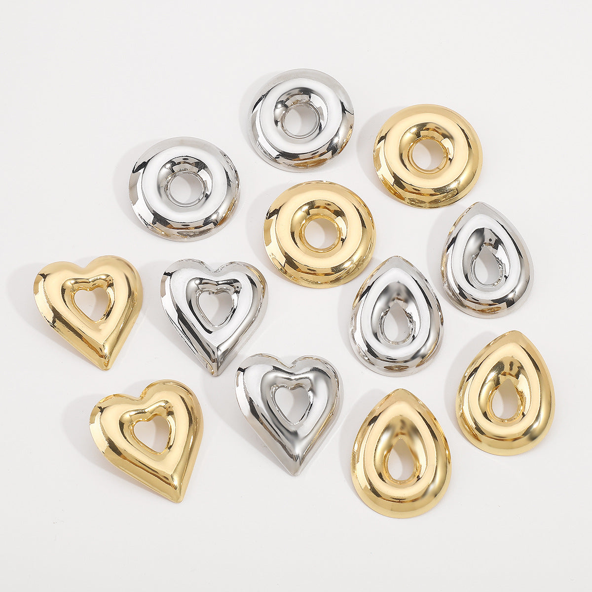 Orecchini pendenti da donna con base in ferro galvanizzato, a forma di cuore minimalistici e geometrici
