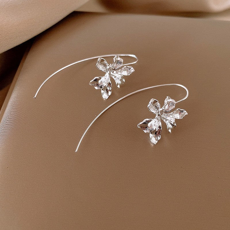 Pendientes de metal geométricos minimalistas con incrustaciones de diamantes de imitación y acabado cepillado para mujer