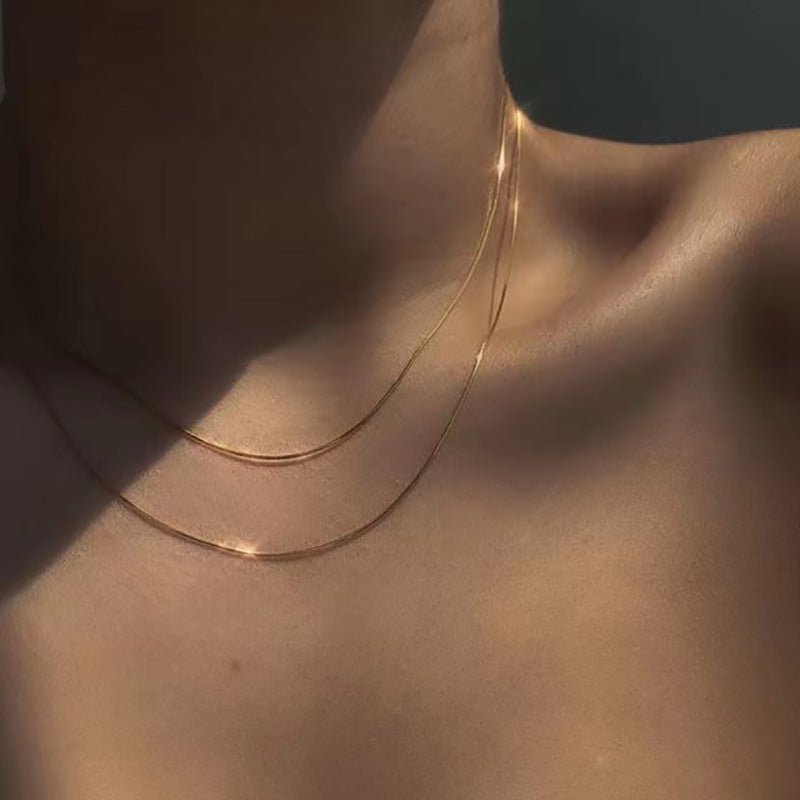 Collar con colgante geométrico minimalista de acero de titanio para mujer con cadena de serpiente chapada, joyería para combinar en capas