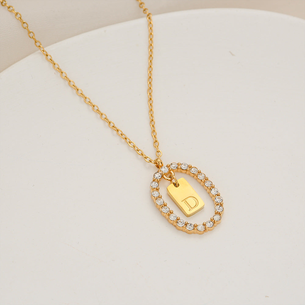 Collana da donna a maglione versatile in acciaio inossidabile ovale minimalista con lettera, placcata oro, con catena a maglie, con strass micro-pavé