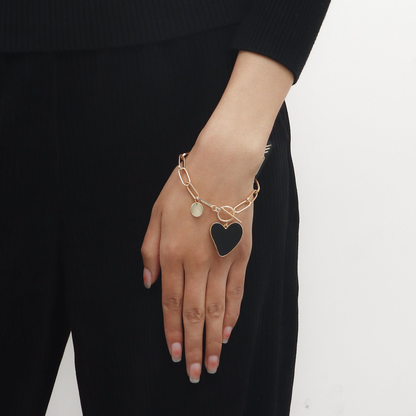 Minimalist Geometric Heart-Shaped Black and White Mother-of-Pearl Pendant Bracelet for Women with Alloy Base and Plated Finish