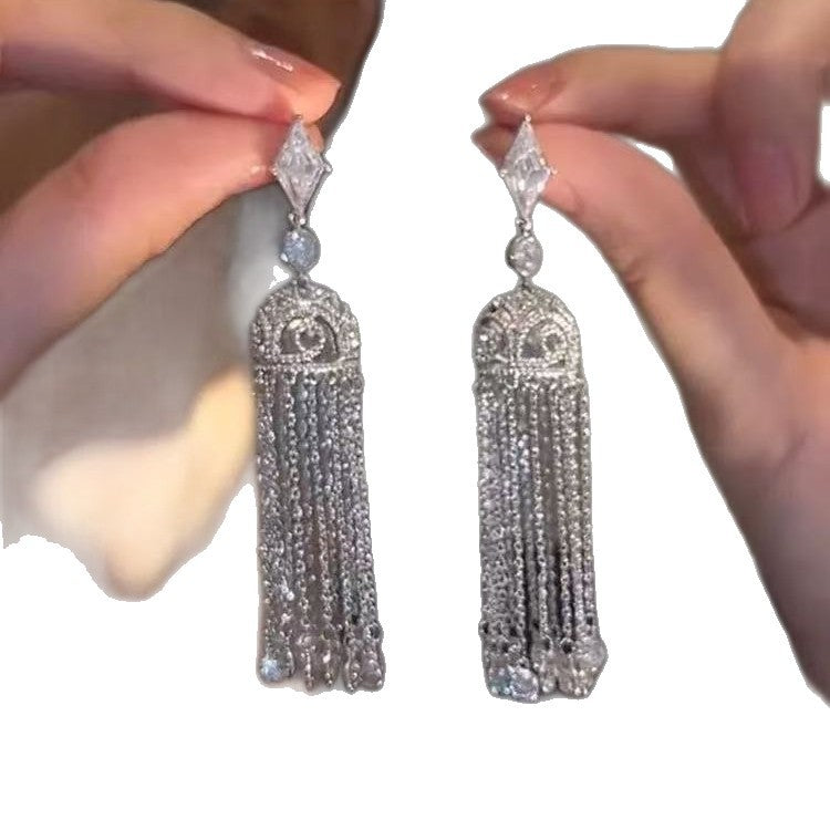 Orecchini a perno di lusso con lega geometrica irregolare e intarsio di strass, placcati argento, alla moda e versatili da donna