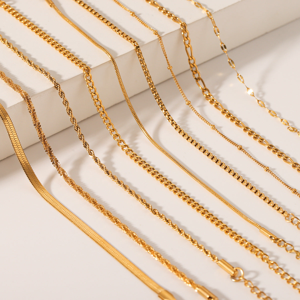Bracciale in acciaio inossidabile geometrico stile INS con catena a corda ritorta, catena a lama, catena Figaro e catena Snake placcate in oro 18 carati