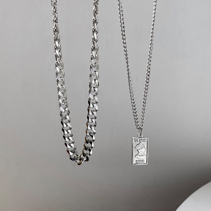 Collar con colgante geométrico minimalista de acero de titanio con acabado pulido para hombres y mujeres, cadena de eslabones cubanos en capas