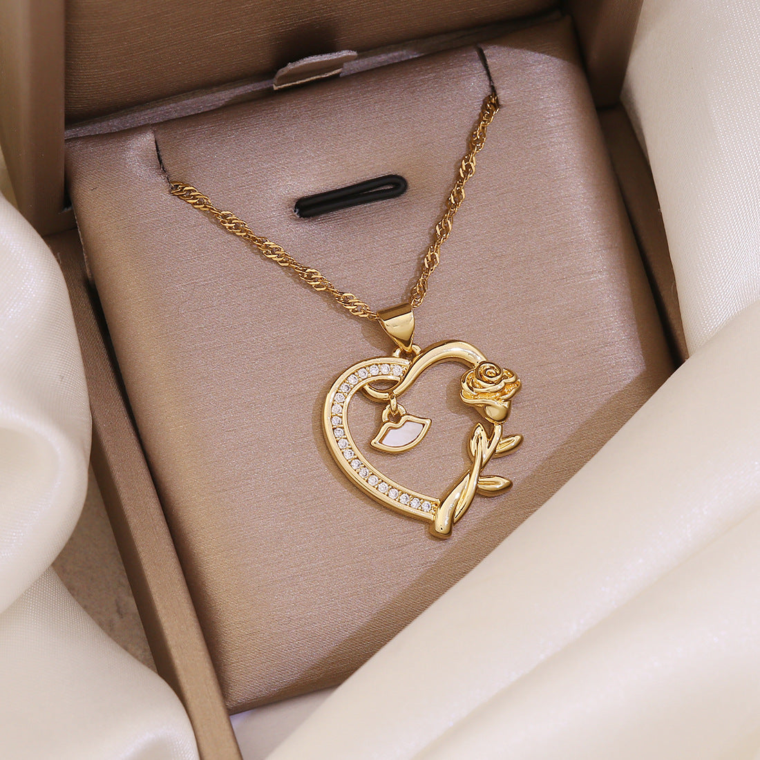 Fashionable Heart-Shaped Copper Pendant Necklace with 18K Gold Plating for Women