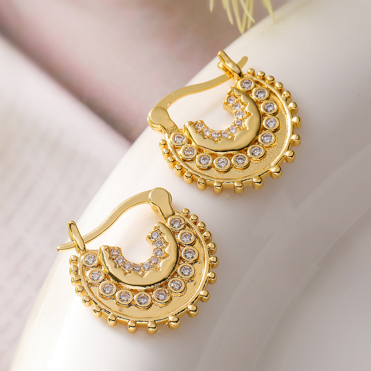 Orecchini Geometrici Minimalisti da Donna in Ottone con Placcatura in Oro 18K e Intarsio in Zirconi