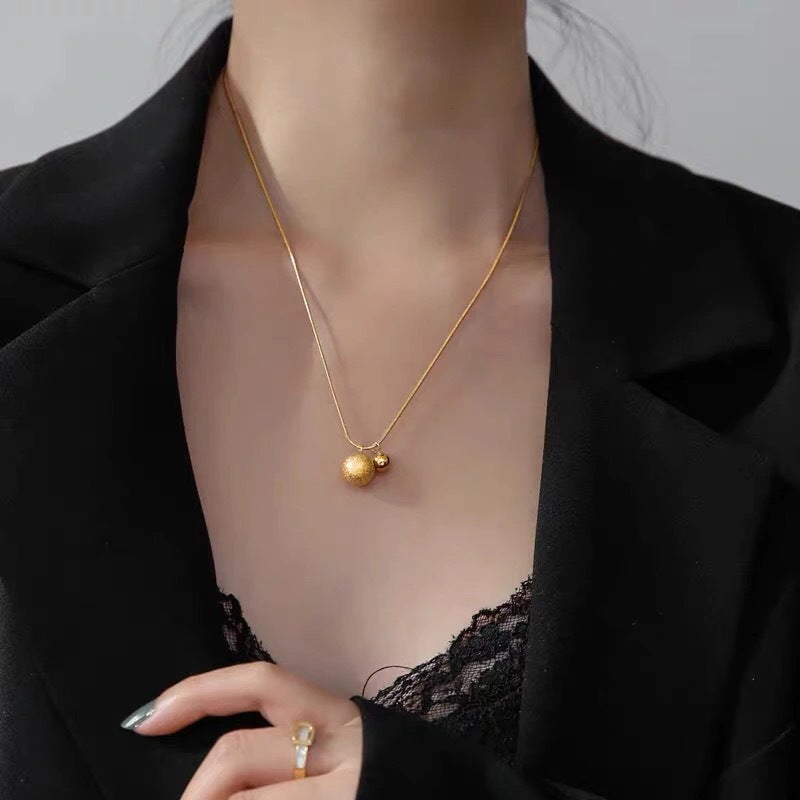 Collana minimalista in acciaio al titanio con sfera geometrica e placcatura in oro per donna e uomo