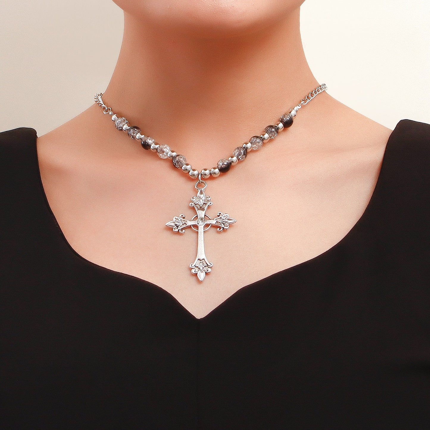Collar colgante de aleación con forma de cruz vintage para mujer con acabado chapado y diseño de cadena a la altura de la clavícula