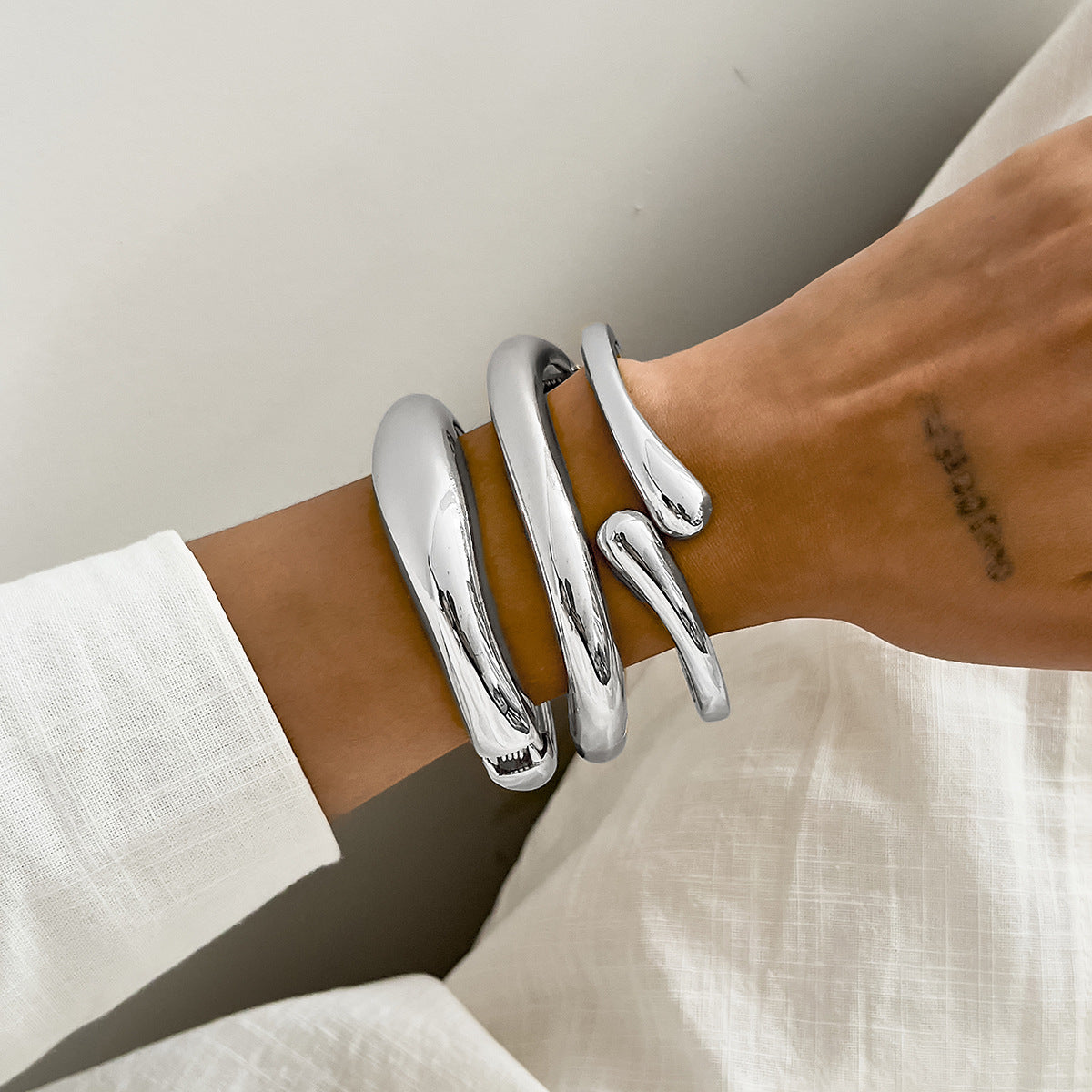 Pulsera minimalista geométrica en forma de gota con cierre de mosquetón de aleación pulida para mujer