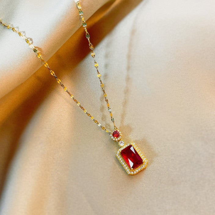 Set di Collana in Acciaio al Titanio Stile Francese Vintage con Geometria, Accenti di Zirconi e Cristalli Smeraldo, Catena a Onda, Design Elegante a Clavicola