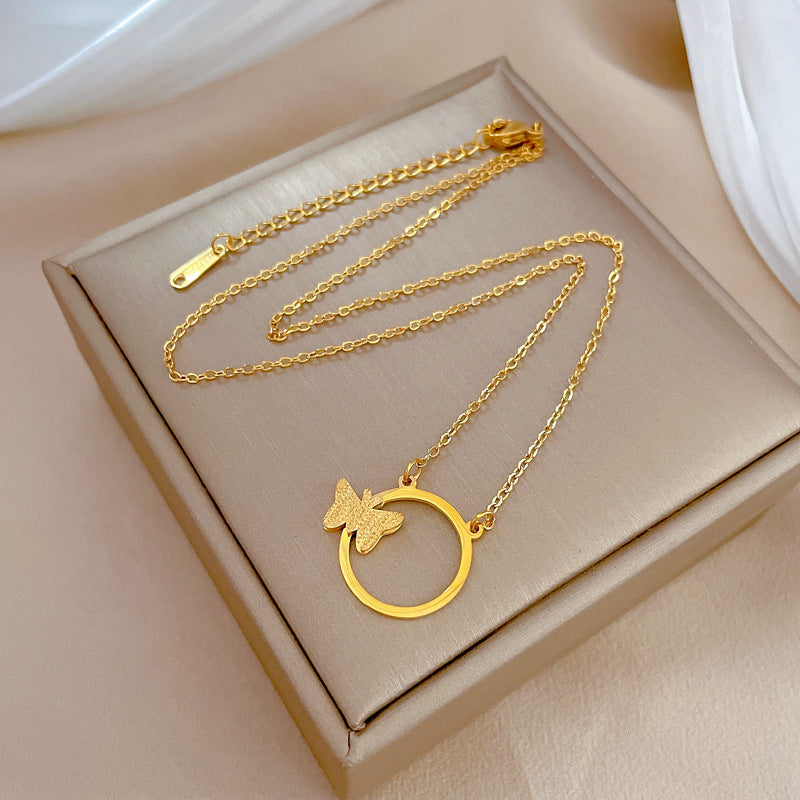 Collana con ciondolo a farfalla geometrica minimalista da donna in acciaio al titanio placcato oro con delicata catena per clavicola