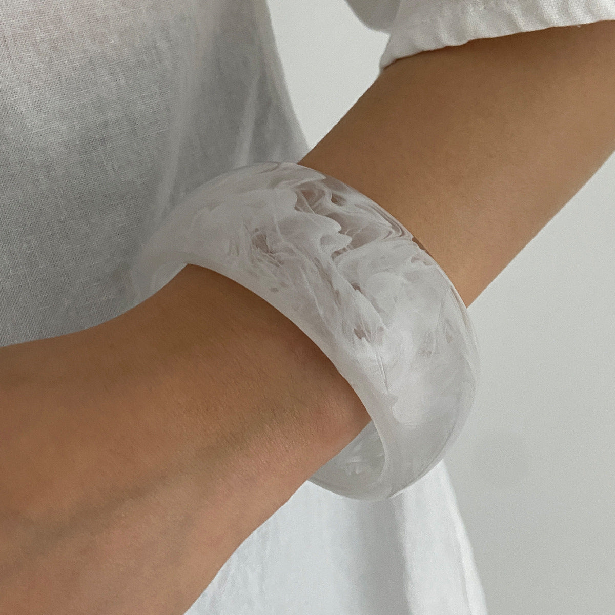 Pulsera geométrica única de acrílico y aleación para mujer con textura marmoleada y acabado chapado