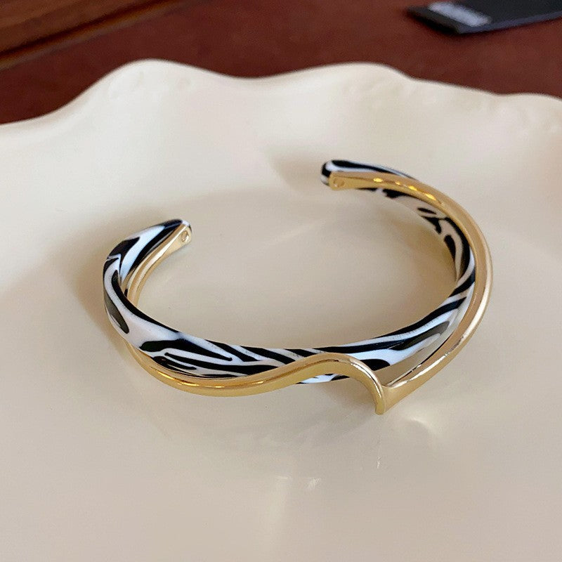 Pulsera Cóncava Irregular Minimalista para Mujer en Aleación de Latón con Acabado Galvánico