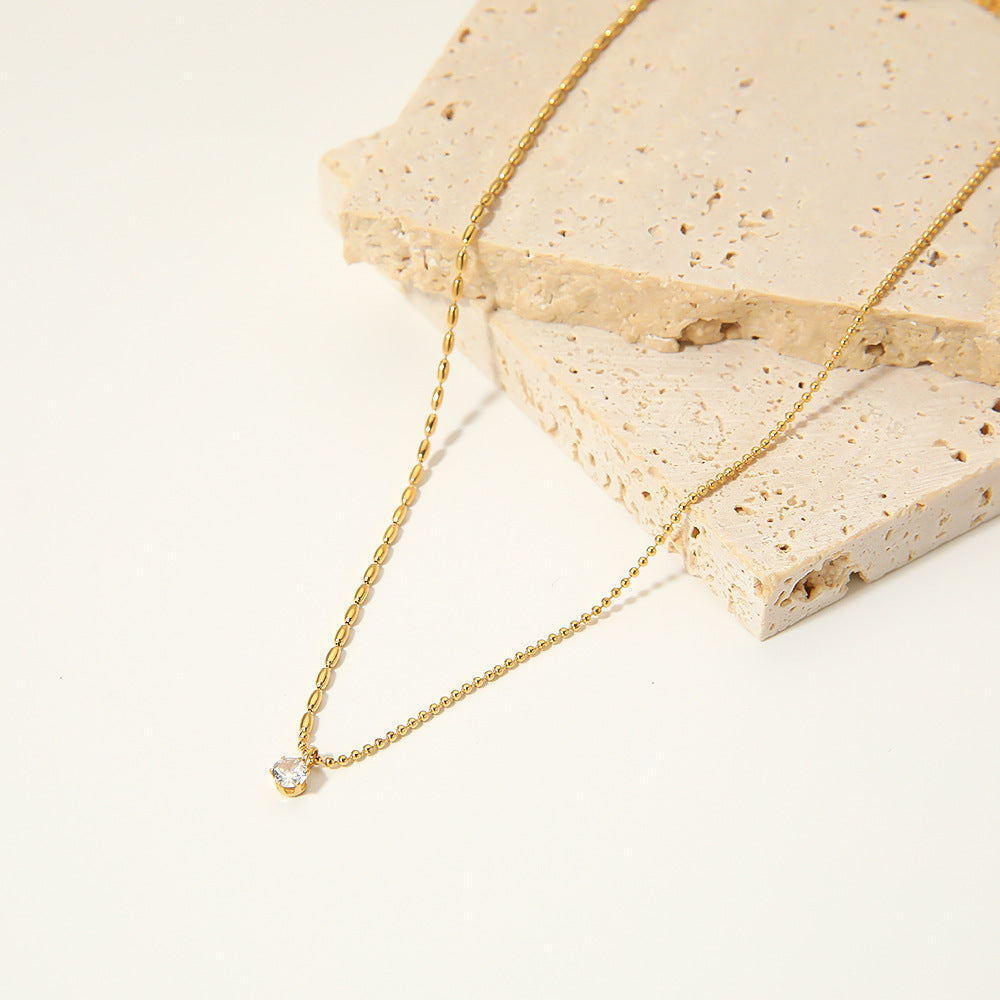 Collana con Pendente Geometrico Minimalista da Donna in Acciaio Inossidabile con Placcatura in Oro 18K e Accenti di Zirconi a Sei Griffe